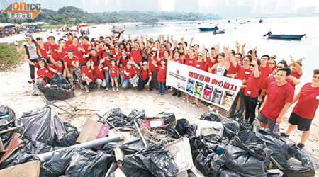 東方報業集團組隊參與清潔香港運動，齊心助烏溪沙渡頭村海灘回復自然美。（崔祖佑攝）