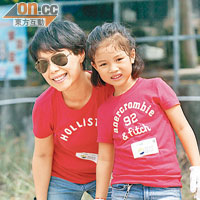 員工Jacqueline和六歲的女兒齊齊執垃圾，保護環境。