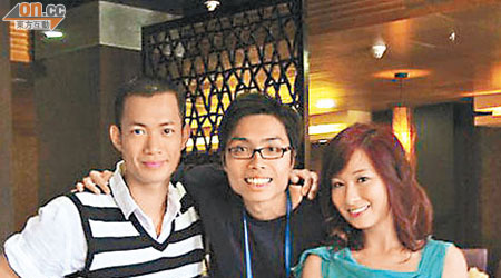 楊曉峰（中）○八年曾帶候選港姐團到珠海，當時與藝人敖嘉年（左）合照。