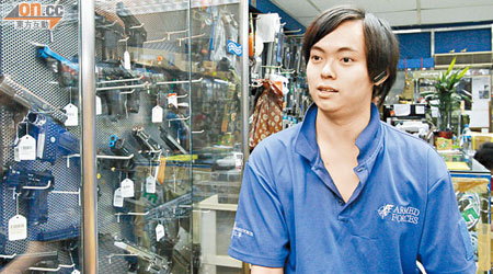 三軍貿易有限公司職員陳先生指，由於內地嚴禁售賣仿真槍，不少內地客對氣槍等仿真槍械感興趣。