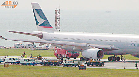 國泰航空就兩年前客機引擎故障急降香港機場事故，向燃料供應商索償。（資料圖片）