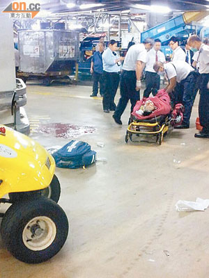 行李處理區上月曾發生行李車輾爆年輕工人腳的嚴重意外。（資料圖片）