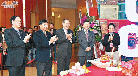 今年二月黃楚標（左二）與鄭經翰（左一）及部分股東，主持香港數碼廣播中心的啟用禮。