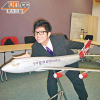 Jacky自幼喜歡飛機，曾一度為了觀看飛機升降而選擇到機場的咖啡店工作。（被訪者提供）