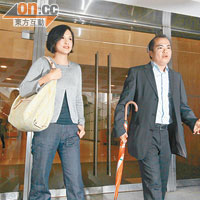 甘蕎因（左）與甘連宏昨早到法庭領取判詞後，對判決表示滿意。（高嘉業攝）