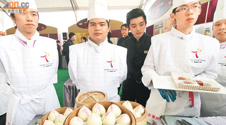 「甜品天地」其中一個展商中華廚藝學院炮製中式壽桃蓮蓉包，搭配法國、意大利甜酒，十分創新。（陳錦輝攝）