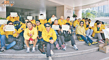 四十名葵青區救生員在康文署總部外拉橫額抗議。（林明強攝）