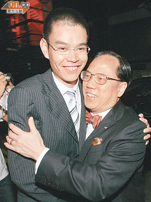 曾蔭權○五年當選特首後，與李民橋熱情擁抱。（資料圖片）