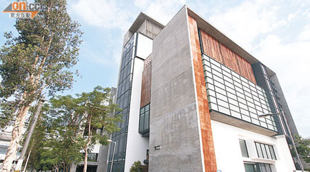 屏山天水圍文化康樂大樓曾獲香港建築師學會二○一一年建築年獎。（何天成攝）
