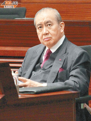 貪曾密友李國寶捲內幕交易醜聞，被迫辭去行會職務。