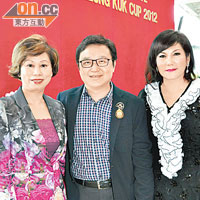 副主席鄭錦鐘（中）同太太（左）及總理蔡李惠莉（右）難得歡聚在馬場。