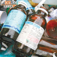 兩年多前記者在藥房的棄置垃圾袋內，發現有近二百個咳藥水空樽。