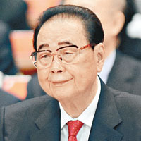 前人大委員長李鵬身在主席台列席。（中新社圖片）