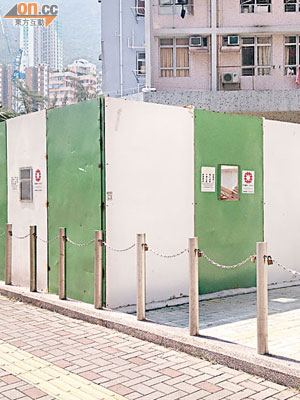 愛東邨建築廢料暫存倉，堆滿建築廢料，被指影響環境衞生，居民要求盡快清理。