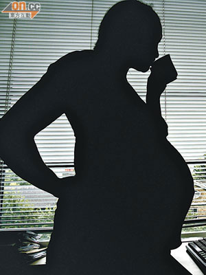 孕婦不宜食太多炸薯條或飲咖啡，會影響胎兒健康。（資料圖片）