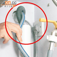 排水喉安排緊貼電插座（紅圈示），專業人士直指設計失當。