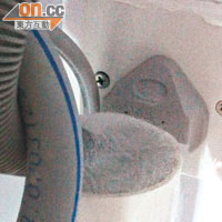 排水喉貼近插座，排水時污水湧出會濺濕電插座，容易漏電。