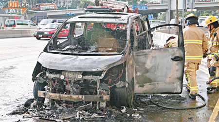 七人車嚴重焚毀，司機慶幸及時逃命。（梁卓明攝）