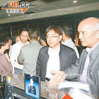 高永文（前右二）和一眾政府人員昨日凌晨視察蘭桂坊的酒吧及樓上吧。