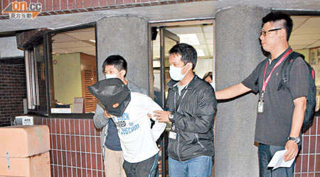 涉爆竊案菲律賓男子由警員押返警署。（吳建明攝）