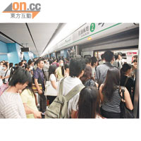 九龍塘站是港鐵其中一個轉車站，繁忙時間十分擠迫。