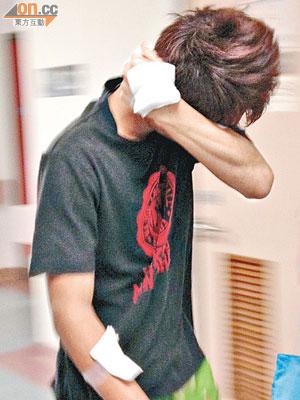 報稱在太平邨被兇徒斬傷的青年，出院後往警署助查。 （容惠玲攝）
