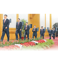 新一屆中央政治局常委一起亮相。（中新社圖片）