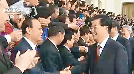 胡錦濤等前中共領導人與十八大代表握手。（電視畫面）