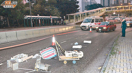 老婦被的士撞斃，手推車上的舊電器散落路面。（吳建明攝）