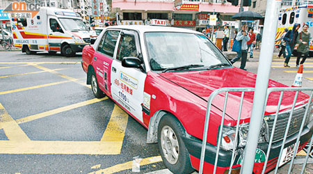 的士衝上行人路，撞向鐵欄，後為救護車。 （沈厚錚攝）