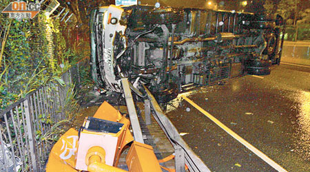 肇事貨車撞欄及掃毀汽車偵速攝錄機。（張曉楠攝）