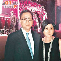 廠商會會長施榮懷（左）同太太吳蕙英恭祝一對新人百年好合。
