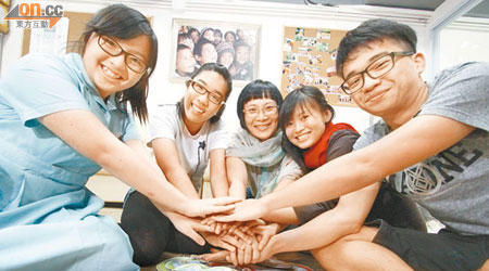 黃恩恩（中）每年舉辦交流團，讓生活無憂的香港學生體驗內地學童的生活。