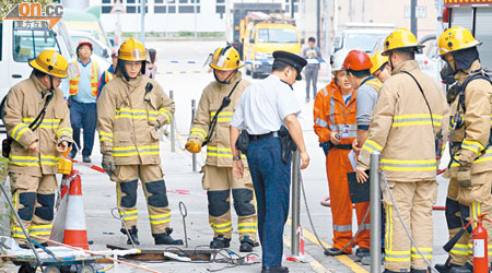 大批消防到現場戒備，警員亦在場協助。