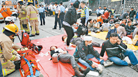 大批傷者坐於柴灣道中接受治療。（張世洋攝）