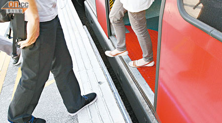 東鐵大學站月台與車廂間之空隙甚濶，議員促加裝幕門，防止意外。（資料圖片）
