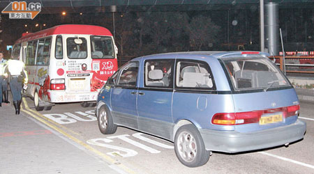 臨記劉文俊的七人車與涉及意外小巴，停在現場路旁。（王偉安攝）