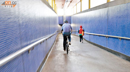 筲箕灣站出口行人隧道有人違規踏單車，被指對乘客構成危險。