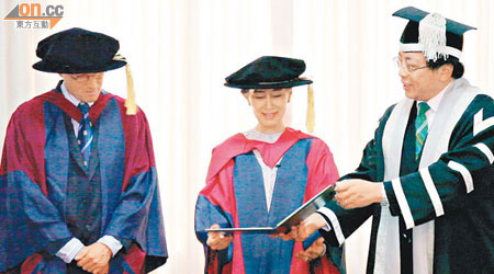 徐立之（右）向昂山淑姬（中）頒授名譽博士學位。