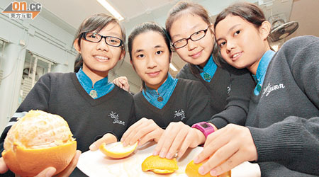 四名協恩中學中四女生馬柔嘉（左起）、余施燁、陳靖怡及陳曉澄研究橙皮的去油功能獲獎。
