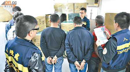 入境處人員在九龍灣一個貨倉拘捕四名包裝黑工。 