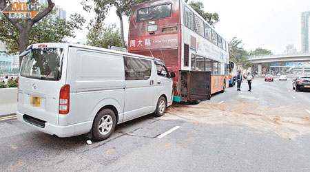 新巴與客貨車相撞，停在現場助查。（許錦雄攝）