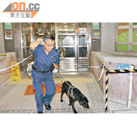 警方出動警犬協助搜捕兇徒。（高偉明攝）