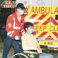 受傷女子坐輪椅送院。
