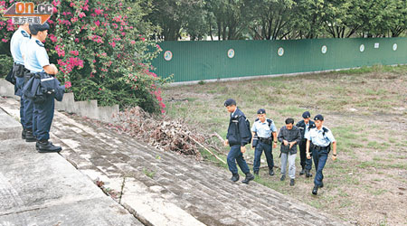 警員邀請靈渡寺吳姓居士（右三）返署助查。（黃君堡攝）