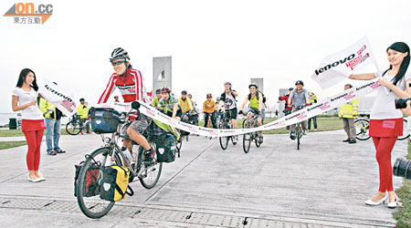 李明熙昨午在西九衝終點，為他的單車之旅畫上完美的句號。（何天成攝）