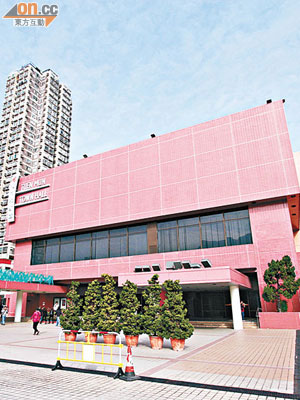 屯門大會堂成為「歌嫂」賣藝的場地。