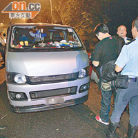 涉案司機被警員押到客貨車搜查。