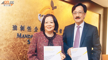 胡紅玉（左）、潘祖明昨公布改革強積金制度的建議。（羅錦鴻攝）
