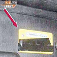 的士司機用黑色膠布遮蔽車內展示車牌的膠牌。